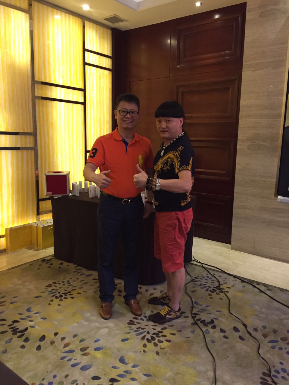 创客云商昨日招商会火爆开启，西安偌大的会场座无虚席，要求加盟的人络绎不绝，而外地的招商会也是精彩绝伦 ...